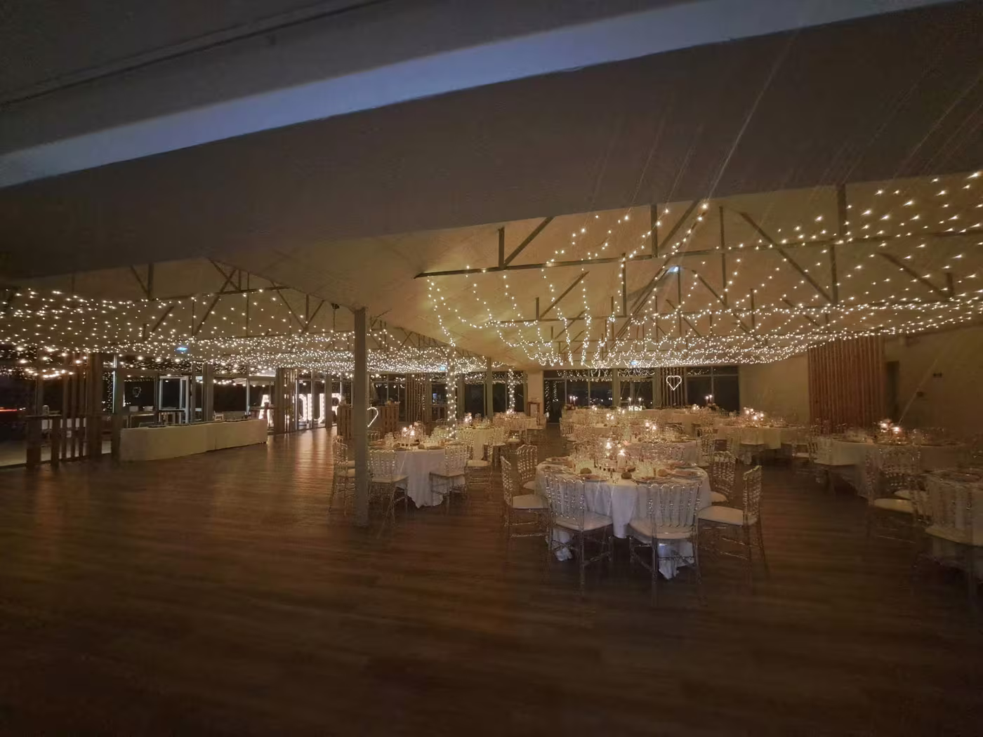 Ciel étoilé en extérieur pour un mariage : cour, jardin ou entre les arbres